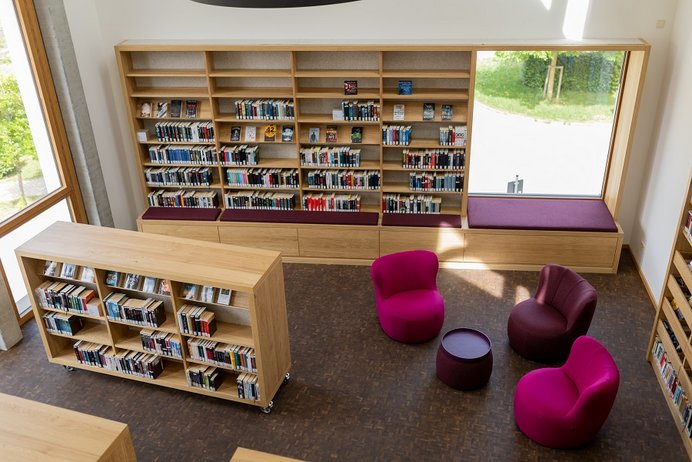 Blick von oben auf den Lounge-Bereich in der Bücherei