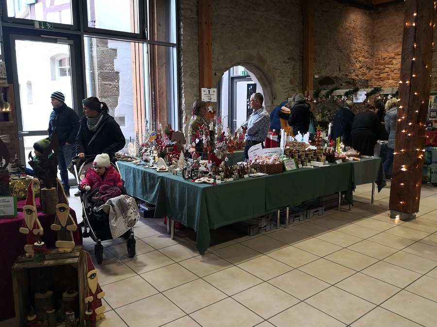 Stände beim Weihnachtsmarkt 2019 in der Zehntscheuer