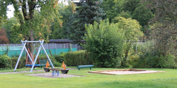 Nestschaukel, Wippe und Sandkasten auf dem Mehrgenerationenspielplatz