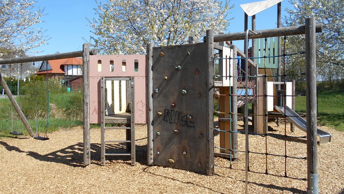 Klettergerüst Spielplatz Backenschlag