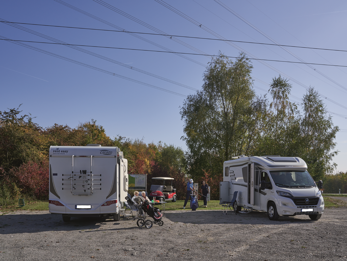 zwei Wohnmobile auf dem Wohnmobilstellplatz