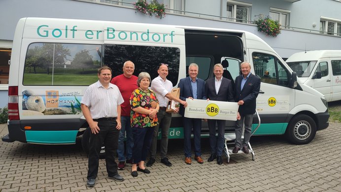 Organisatoren des Bürgerbusses stehen mit Bürgermeister Herr Dürr vor dem Bürgerbus