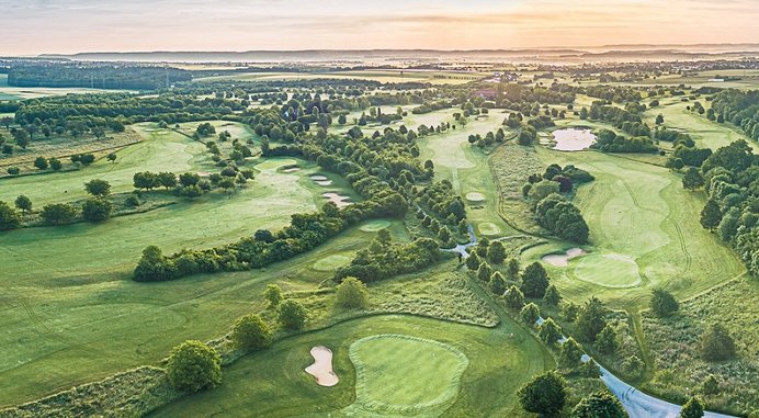 Blick auf den Golfplatz von oben