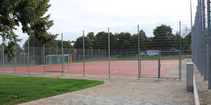 Gummiplatz mit Toren und Basketballkörben